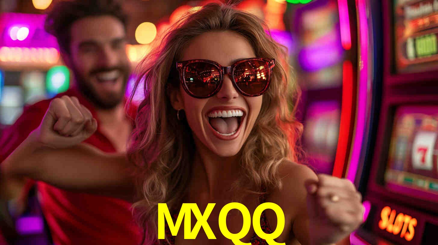 Escena dinámica inspirada en casino con iluminación MXQQ, cartas, fichas e íconos de juegos digitales en un espacio moderno de juegos.